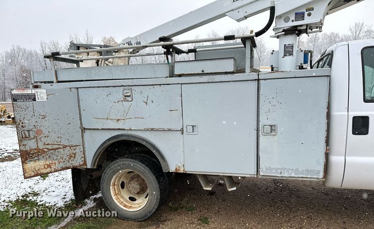 image for item MQ9524 2002 Ford F450 Super Duty  bucket truck