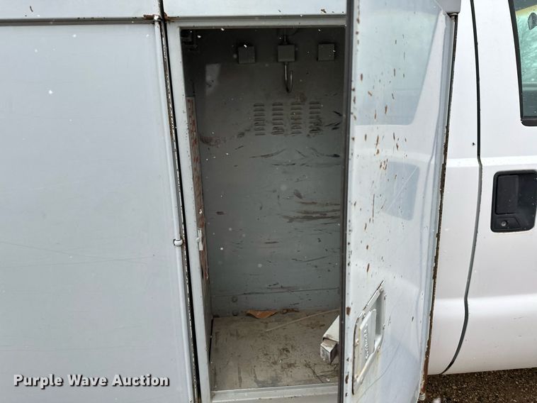 image for item MQ9524 2002 Ford F450 Super Duty  bucket truck