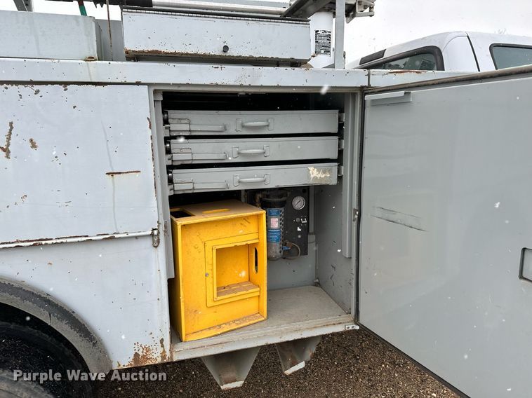 image for item MQ9524 2002 Ford F450 Super Duty  bucket truck