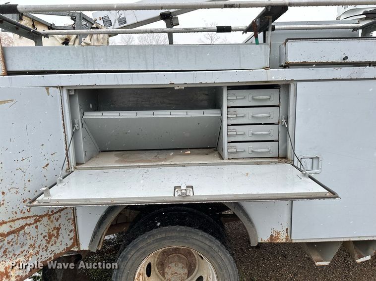 image for item MQ9524 2002 Ford F450 Super Duty  bucket truck