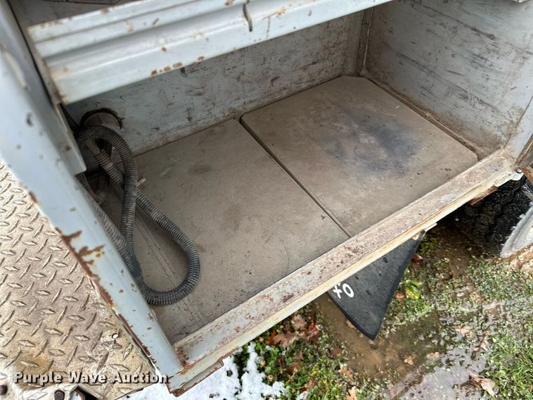 image for item MQ9524 2002 Ford F450 Super Duty  bucket truck