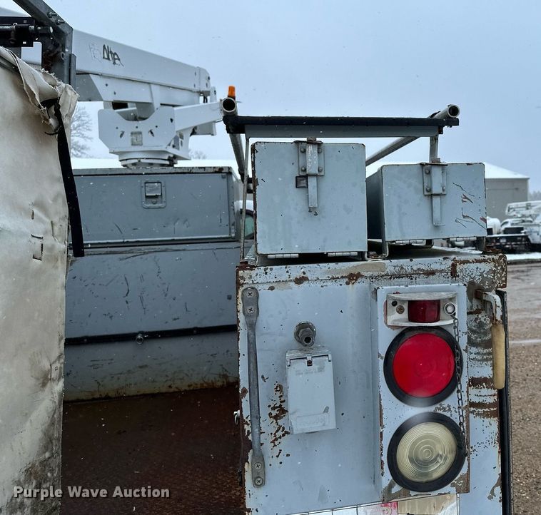 image for item MQ9524 2002 Ford F450 Super Duty  bucket truck