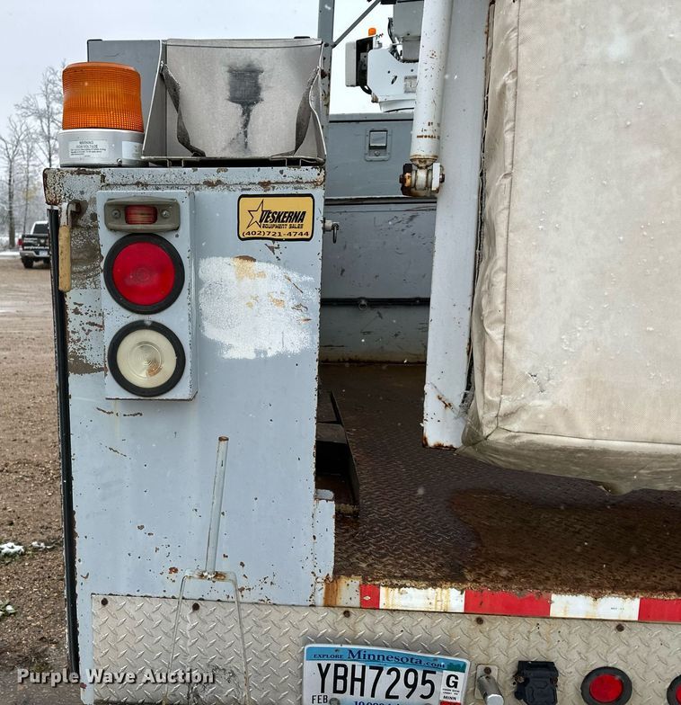 image for item MQ9524 2002 Ford F450 Super Duty  bucket truck