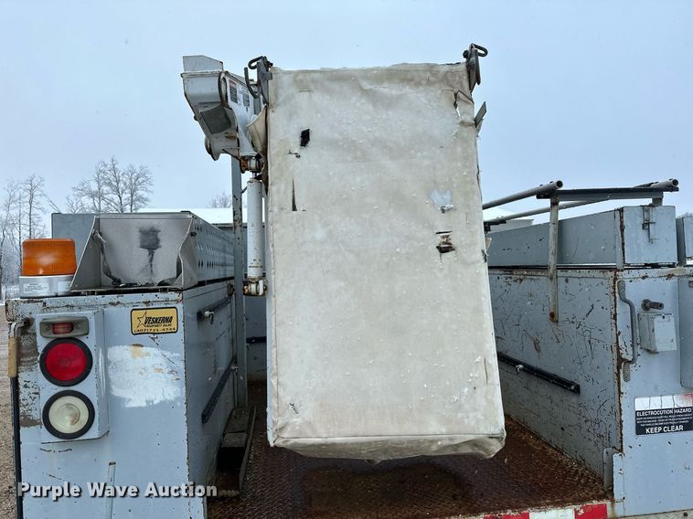 image for item MQ9524 2002 Ford F450 Super Duty  bucket truck