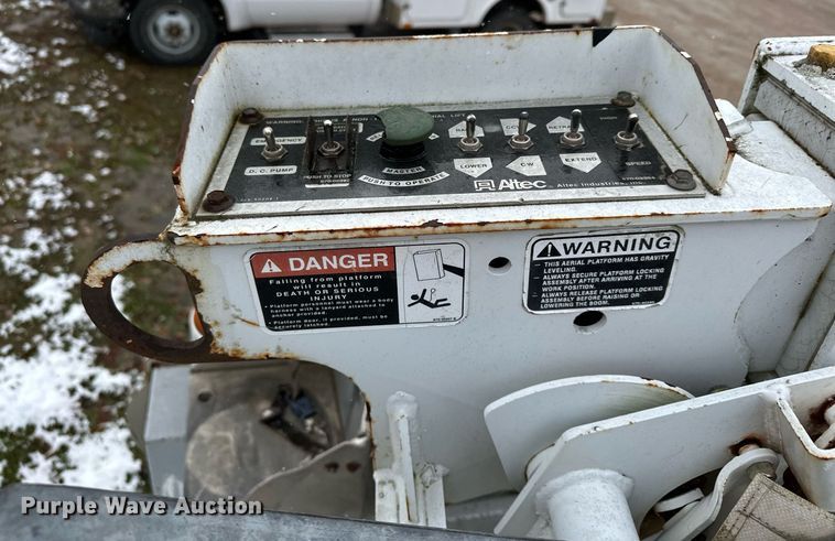 image for item MQ9524 2002 Ford F450 Super Duty  bucket truck