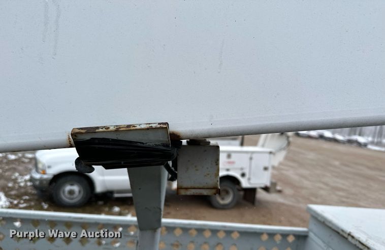 image for item MQ9524 2002 Ford F450 Super Duty  bucket truck