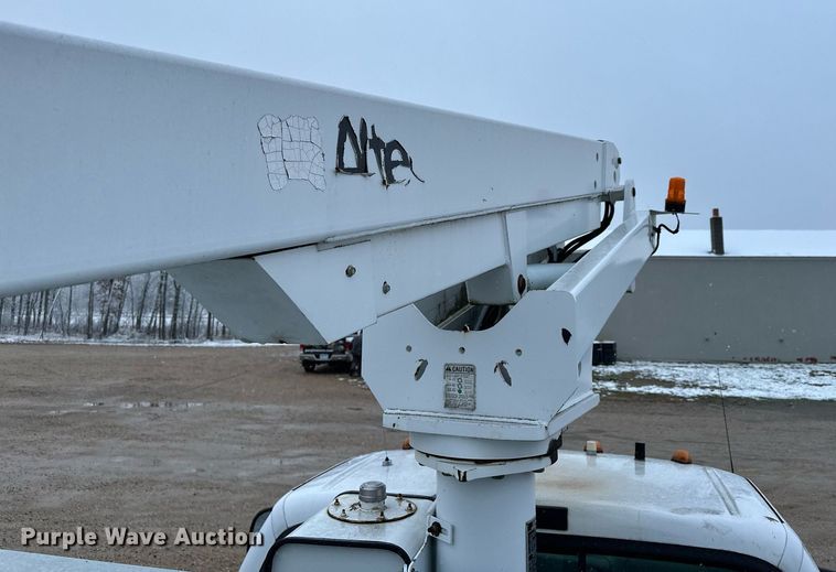 image for item MQ9524 2002 Ford F450 Super Duty  bucket truck