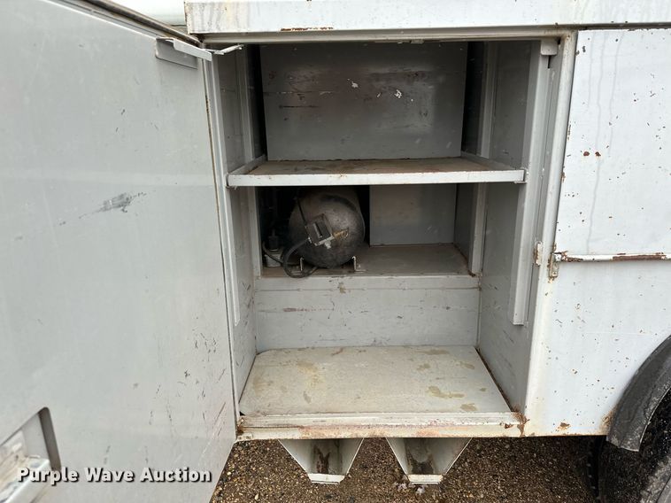 image for item MQ9524 2002 Ford F450 Super Duty  bucket truck