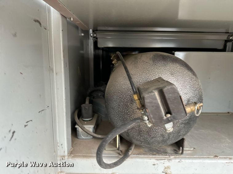 image for item MQ9524 2002 Ford F450 Super Duty  bucket truck