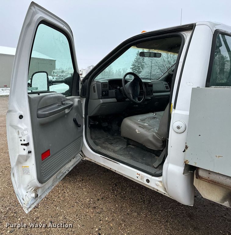 image for item MQ9524 2002 Ford F450 Super Duty  bucket truck