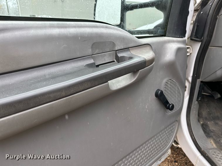 image for item MQ9524 2002 Ford F450 Super Duty  bucket truck