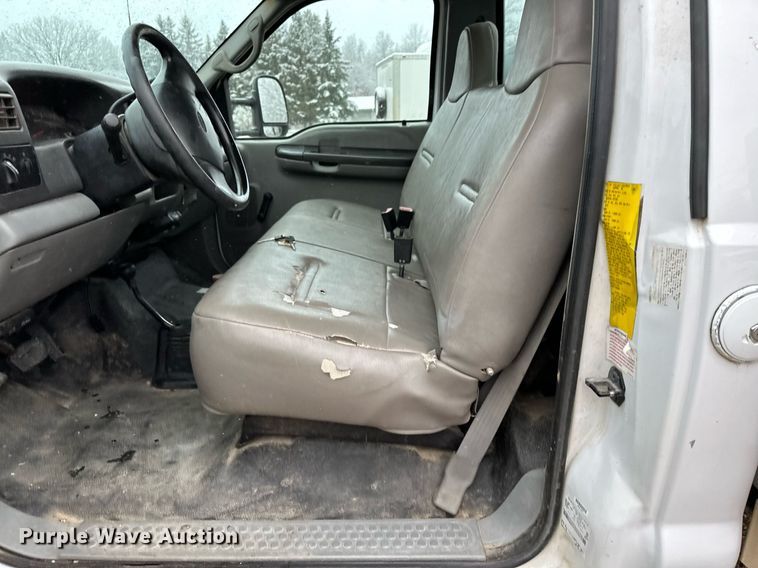 image for item MQ9524 2002 Ford F450 Super Duty  bucket truck