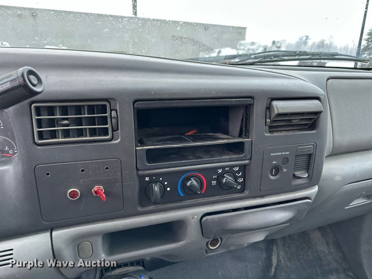 image for item MQ9524 2002 Ford F450 Super Duty  bucket truck