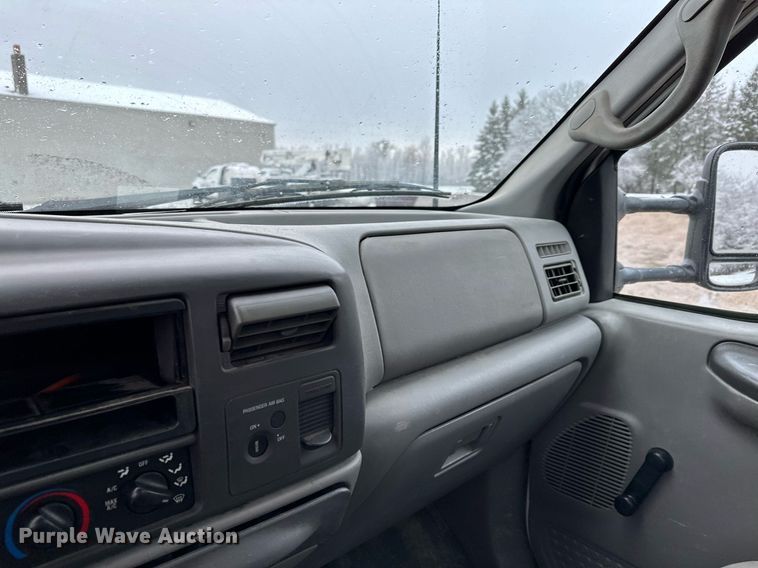 image for item MQ9524 2002 Ford F450 Super Duty  bucket truck