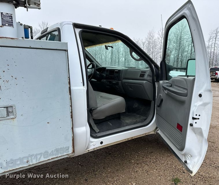 image for item MQ9524 2002 Ford F450 Super Duty  bucket truck