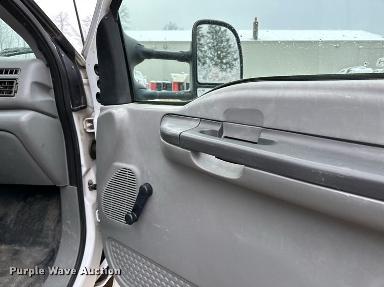 image for item MQ9524 2002 Ford F450 Super Duty  bucket truck