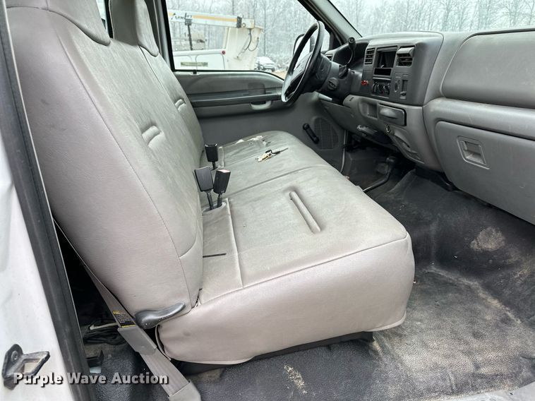 image for item MQ9524 2002 Ford F450 Super Duty  bucket truck