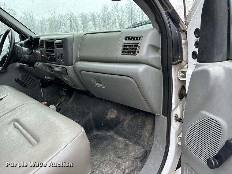 image for item MQ9524 2002 Ford F450 Super Duty  bucket truck