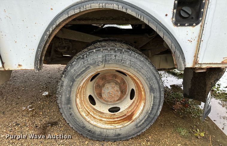 image for item MQ9524 2002 Ford F450 Super Duty  bucket truck