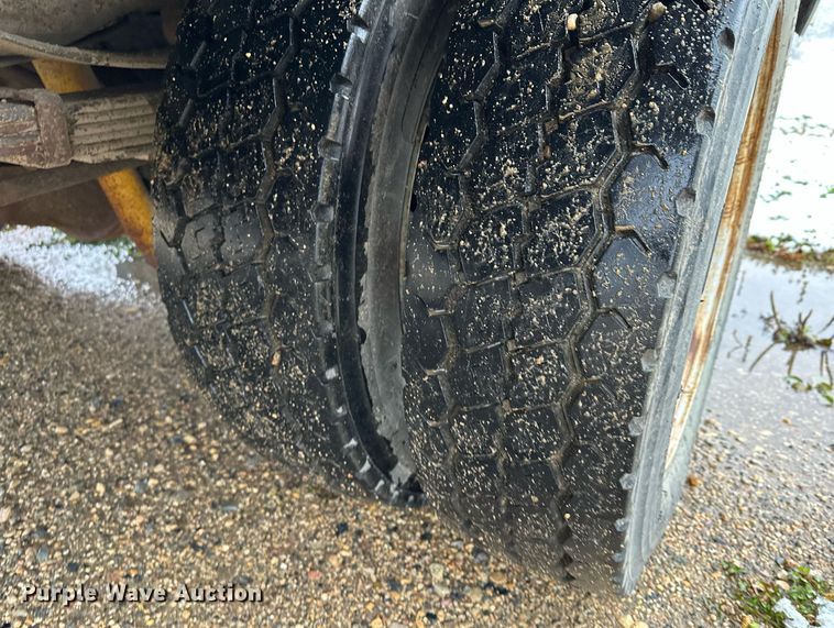 image for item MQ9524 2002 Ford F450 Super Duty  bucket truck