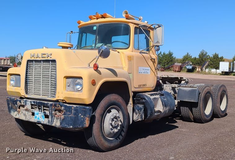 image for item MX9467 1989 Mack R690S  semi truck