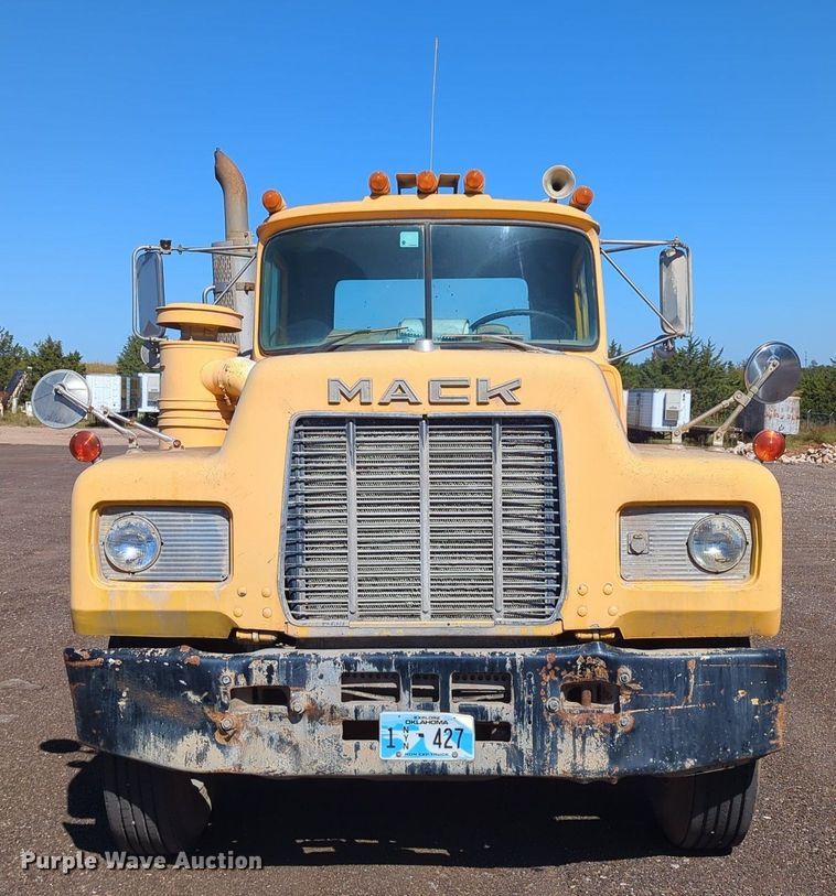image for item MX9467 1989 Mack R690S  semi truck