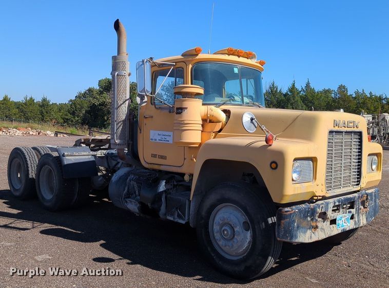 image for item MX9467 1989 Mack R690S  semi truck