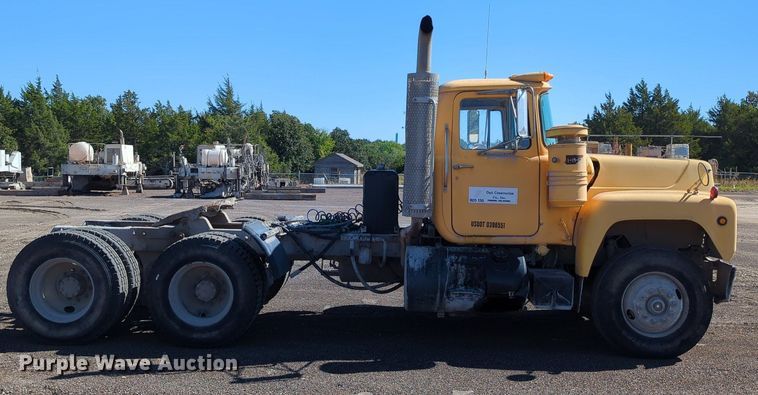 image for item MX9467 1989 Mack R690S  semi truck