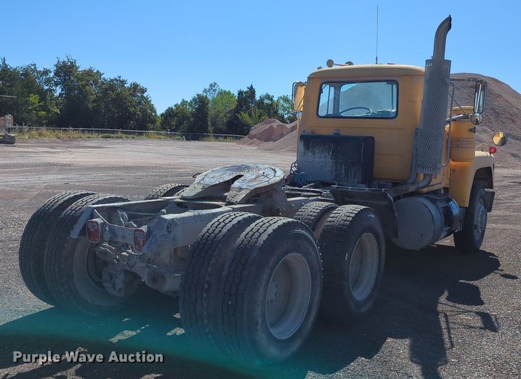 image for item MX9467 1989 Mack R690S  semi truck