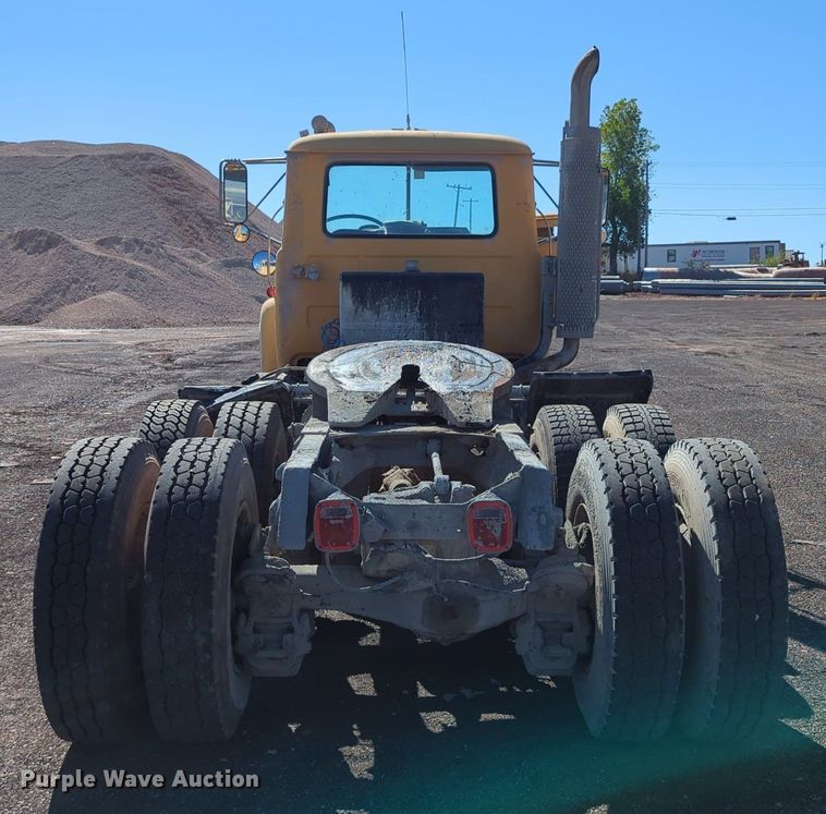 image for item MX9467 1989 Mack R690S  semi truck