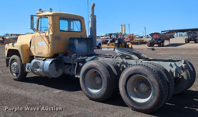 image for item MX9467 1989 Mack R690S  semi truck