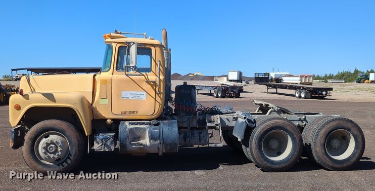 image for item MX9467 1989 Mack R690S  semi truck