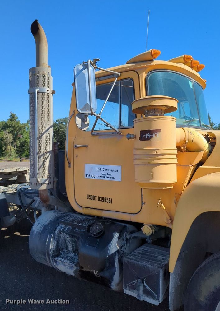 image for item MX9467 1989 Mack R690S  semi truck