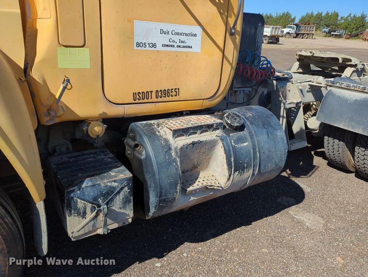 image for item MX9467 1989 Mack R690S  semi truck