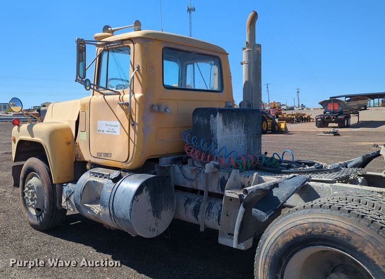 image for item MX9467 1989 Mack R690S  semi truck