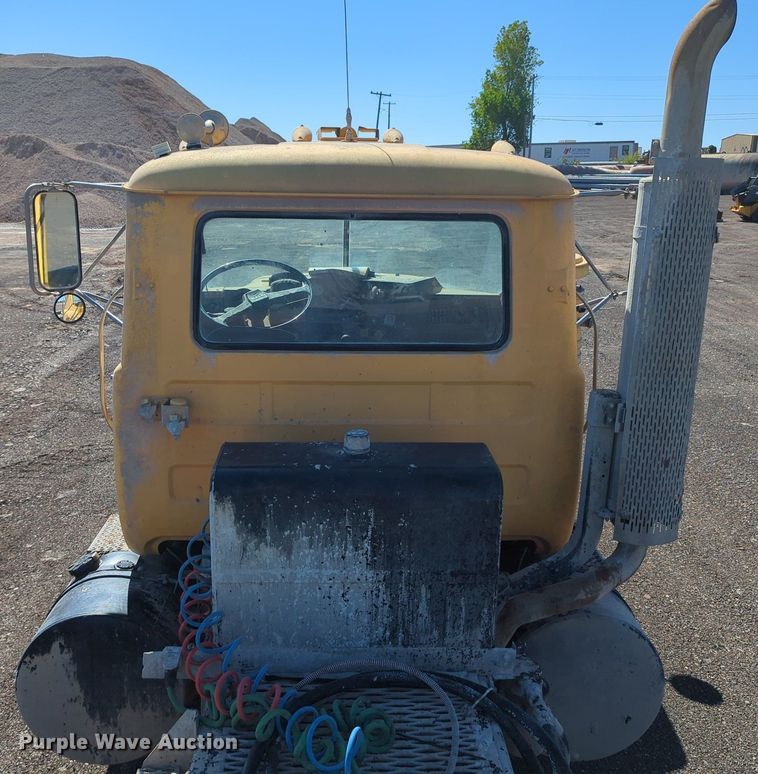 image for item MX9467 1989 Mack R690S  semi truck