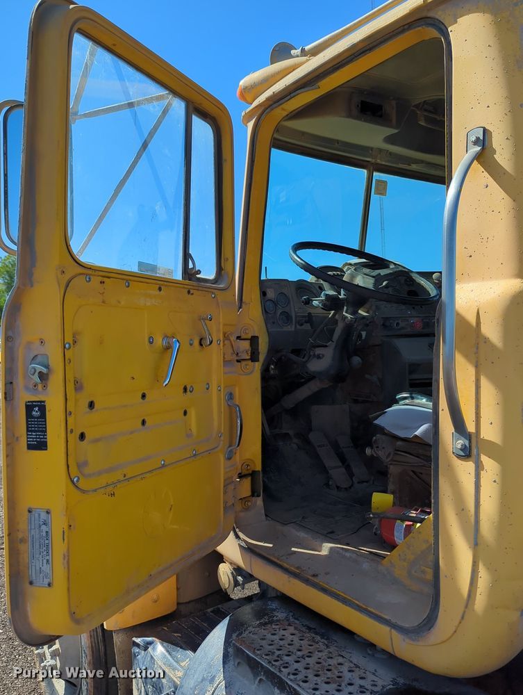 image for item MX9467 1989 Mack R690S  semi truck