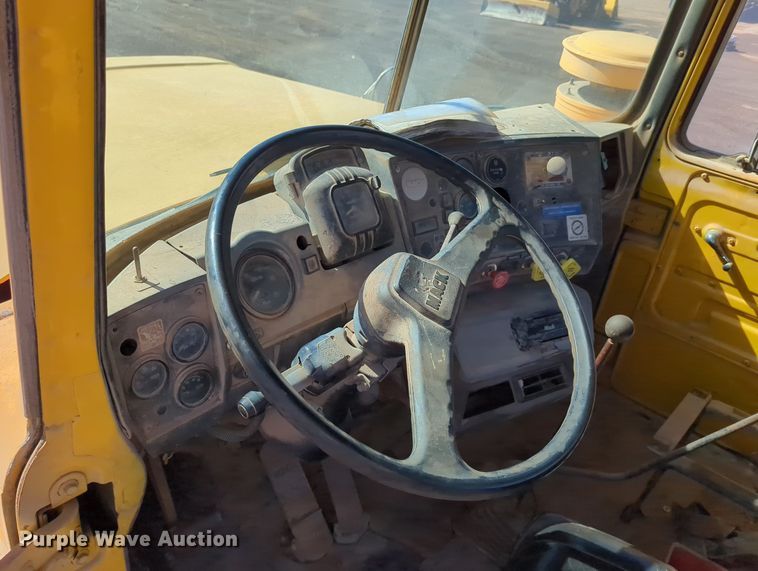 image for item MX9467 1989 Mack R690S  semi truck