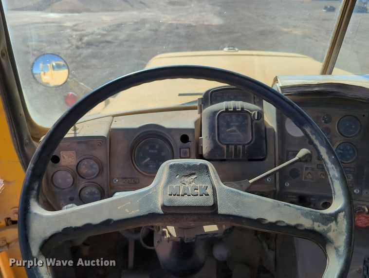 image for item MX9467 1989 Mack R690S  semi truck