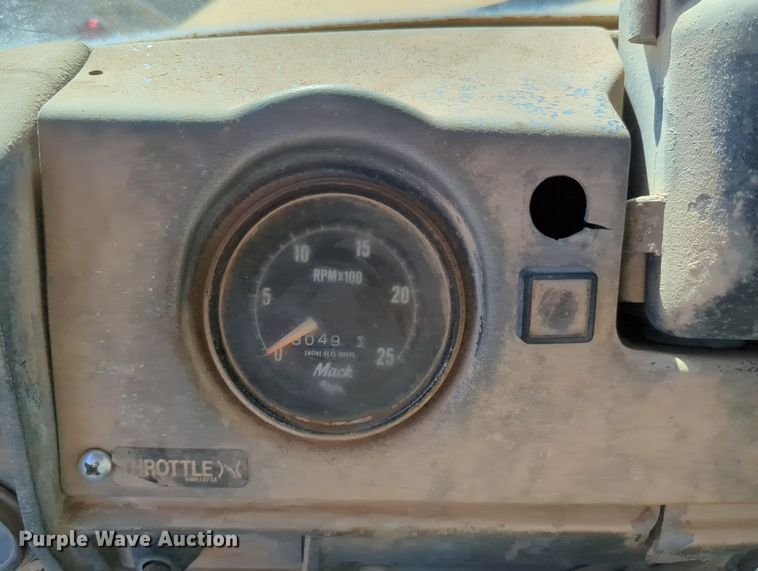 image for item MX9467 1989 Mack R690S  semi truck