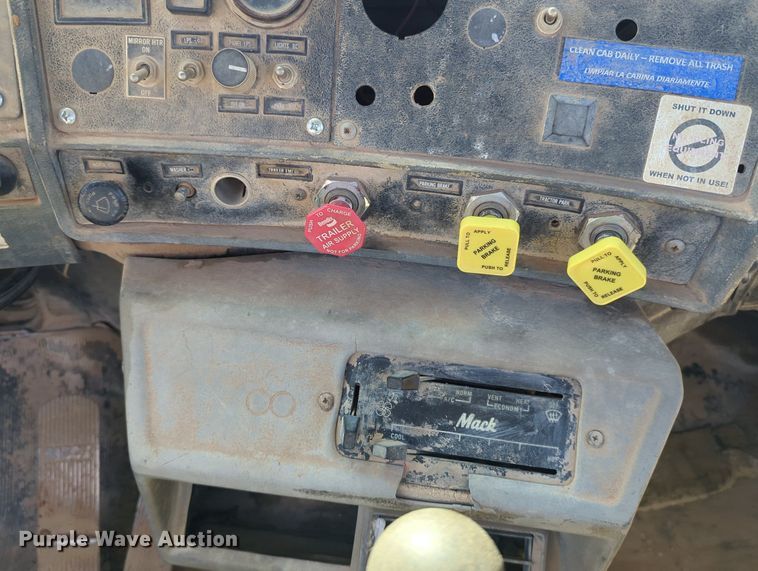 image for item MX9467 1989 Mack R690S  semi truck