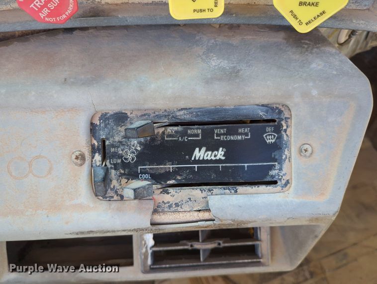 image for item MX9467 1989 Mack R690S  semi truck