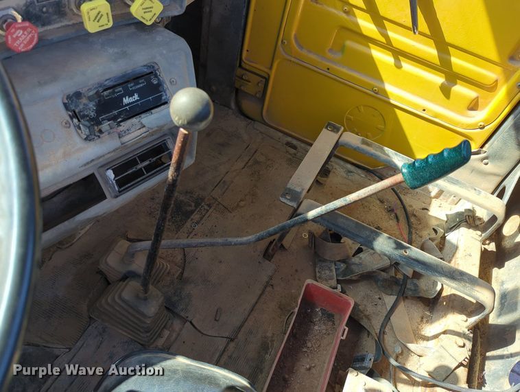 image for item MX9467 1989 Mack R690S  semi truck