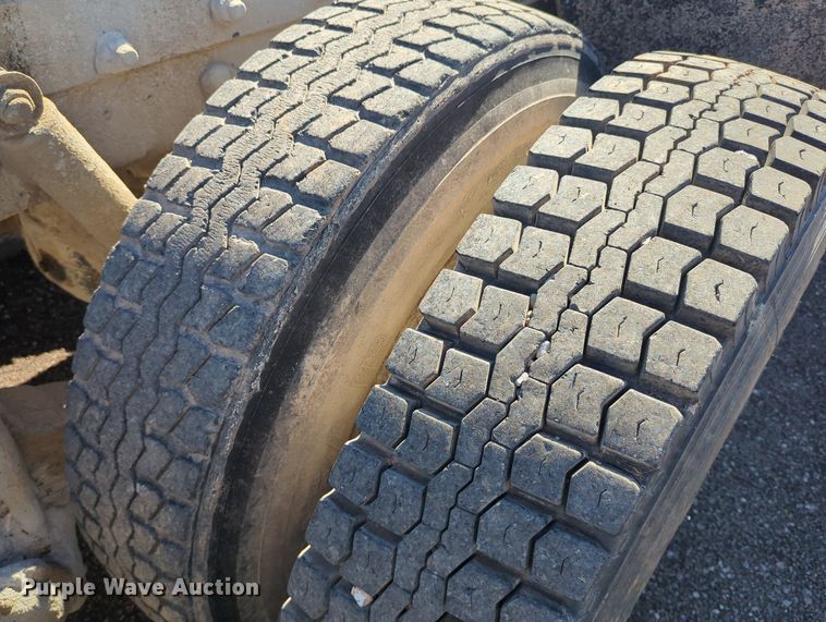 image for item MX9467 1989 Mack R690S  semi truck