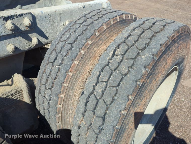 image for item MX9467 1989 Mack R690S  semi truck