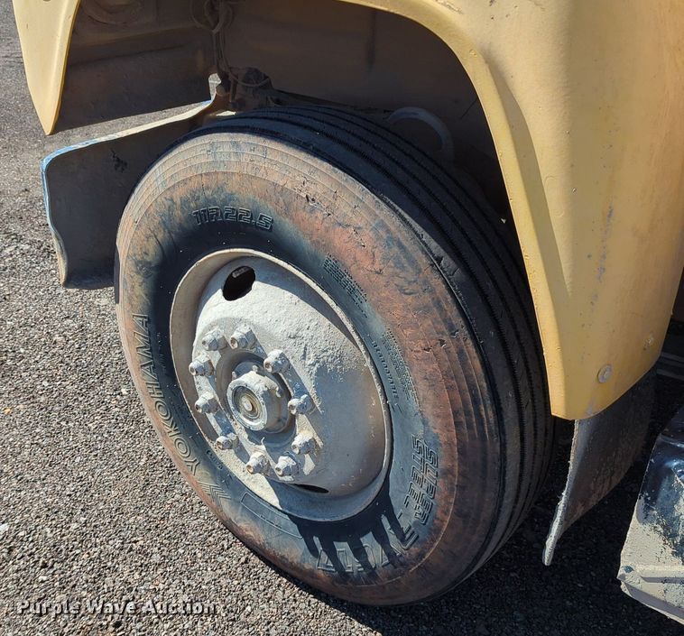 image for item MX9467 1989 Mack R690S  semi truck