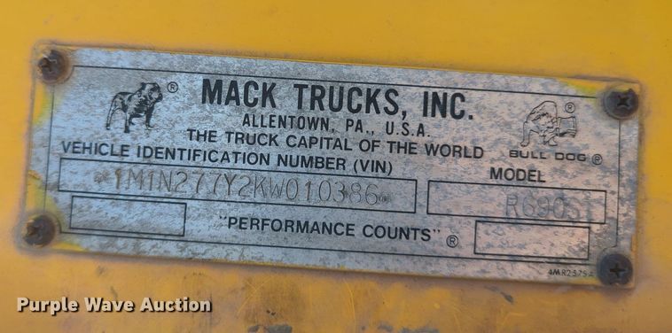 image for item MX9467 1989 Mack R690S  semi truck