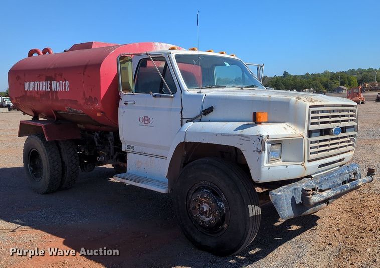image for item MX9469 1990 Ford F700  water truck