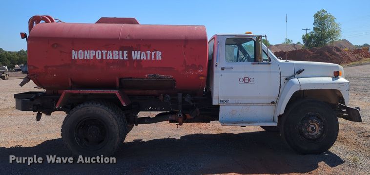 image for item MX9469 1990 Ford F700  water truck