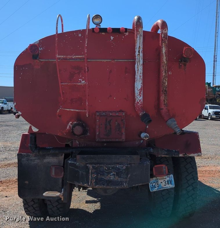 image for item MX9469 1990 Ford F700  water truck